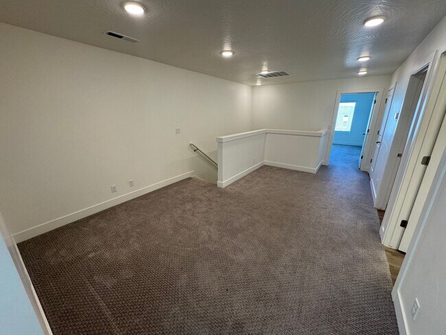 Building Photo - Desert Color Townhome!