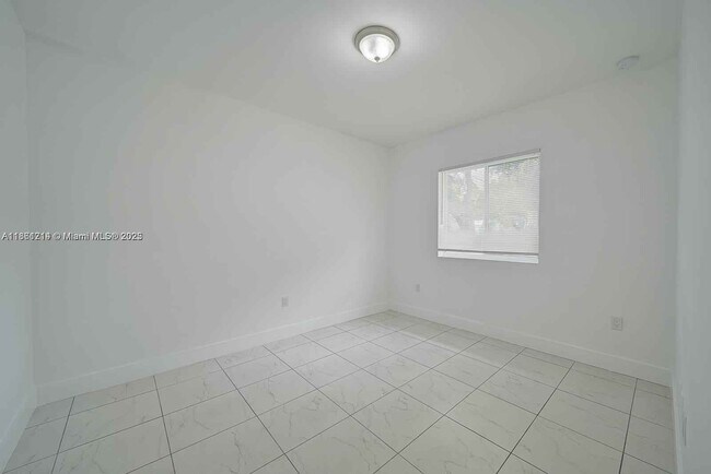 Building Photo - 14750 NE 7th Ave