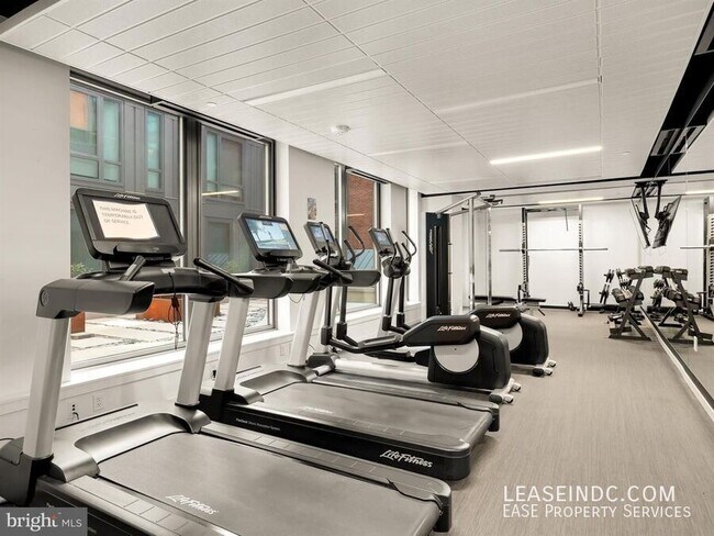 Building Photo - 1211 Van St SE