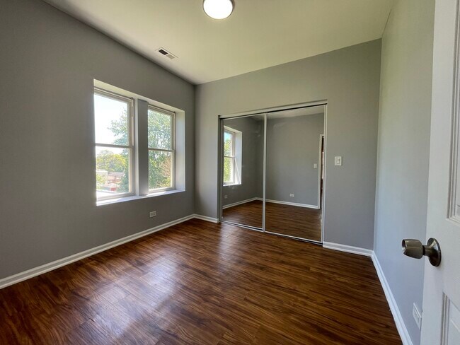 Building Photo - 1148 N Harding Ave