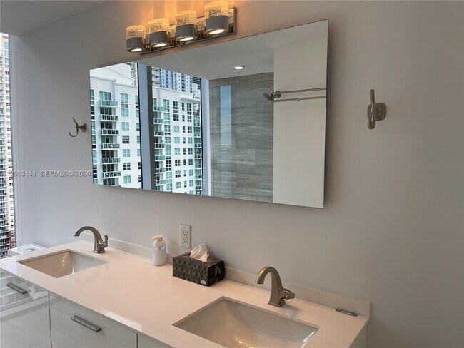 Building Photo - 1300 Brickell Bay Dr