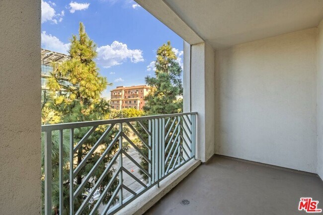 Building Photo - 5625 Crescent Park E