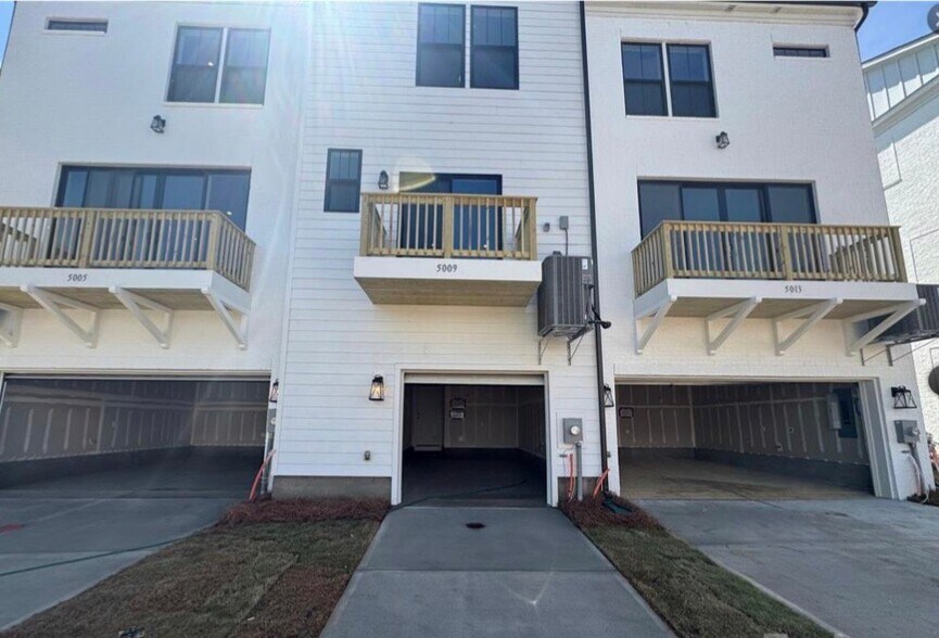 Building Photo - 5009 Layman Dr