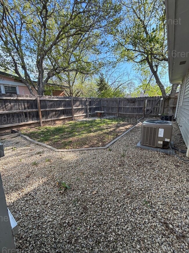 Building Photo - 3 bed 1 1/2 bath house available Now!!