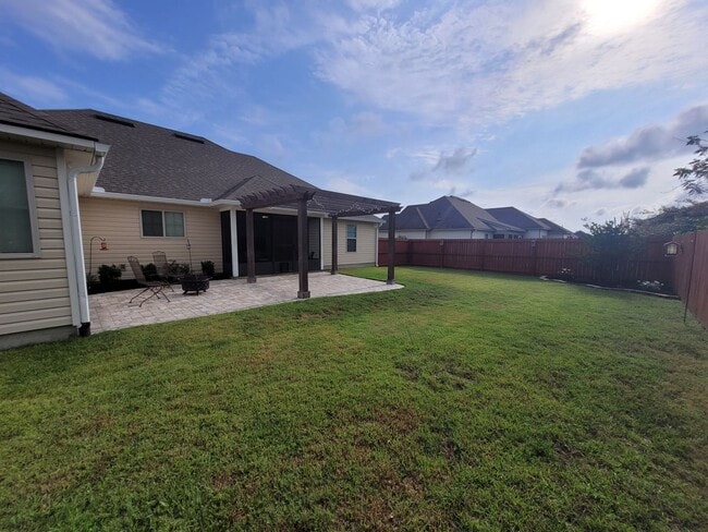 Building Photo - Beautiful 4BD/2BA Home with Screened Patio...