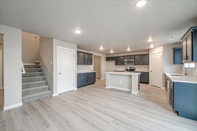 Building Photo - 2 Story Nampa Home!