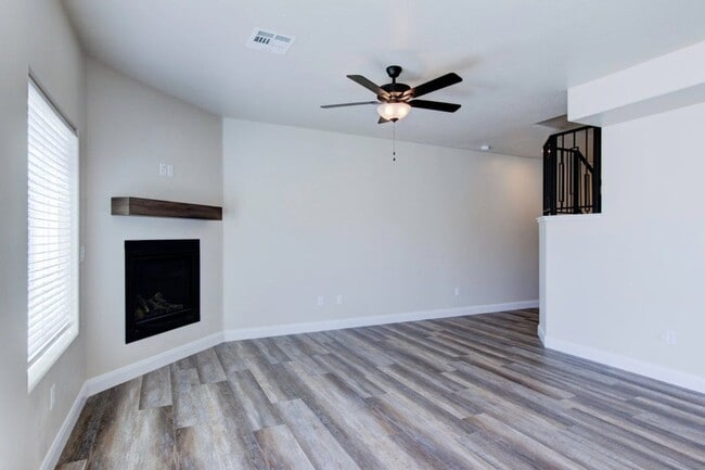 Building Photo - Shadow Cove Townhouse