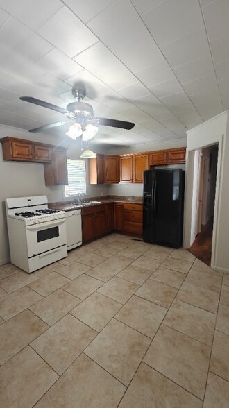 Building Photo - 709 Poplar Ave