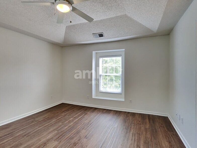 Building Photo - 124 Trayesan Dr