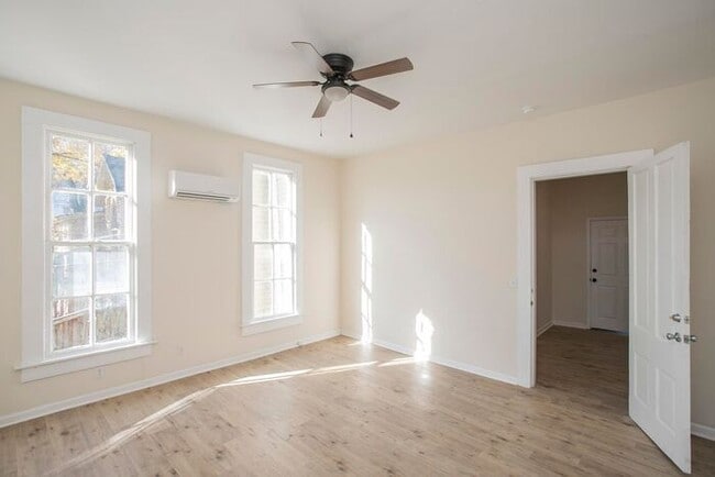 Building Photo - $400 Off First Month! LOCATION! Charming 1/1 Bed Bath Downtown!