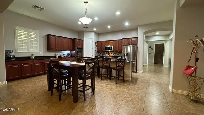 Building Photo - 2531 E Iris Dr