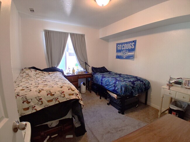 Building Photo - 761 E 820 N