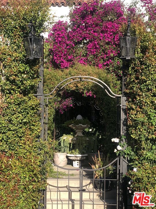 Building Photo - 1362 Masselin Ave