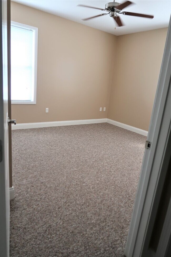 Building Photo - Available Now! 3BR/2BA includes parking fo...