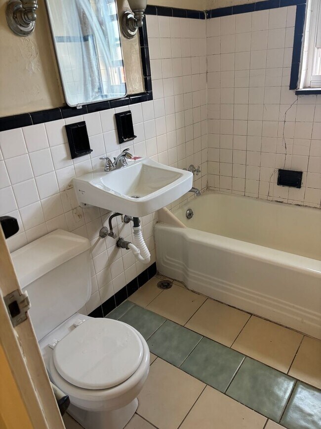 Building Photo - Bright 2 Bedroom Apartment in Shadyside w/Dishwasher