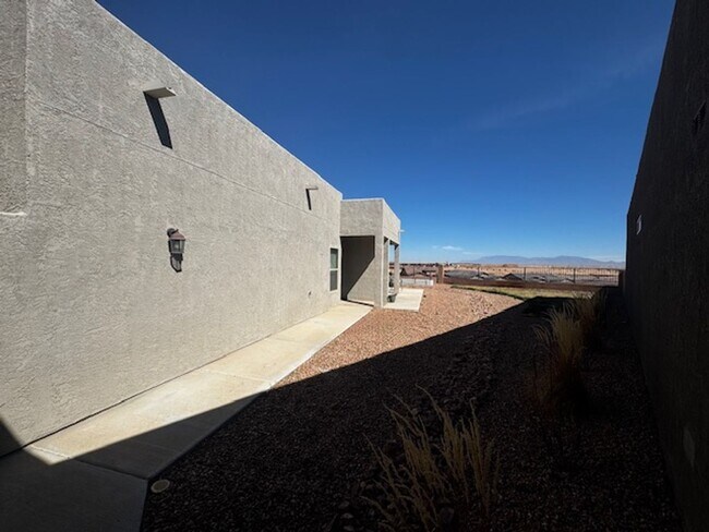 Building Photo - Newer 3 Bed / 2 Bath Home (Built 2024) in Los Lunas