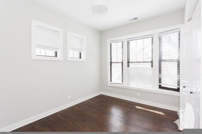 Building Photo - 2 bedroom in Chicago IL 60613