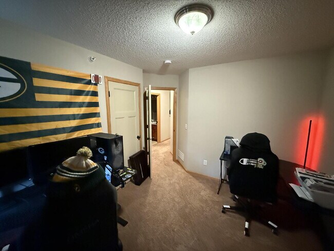 Building Photo - Roomy four-bed three-bath + loft townhome ...