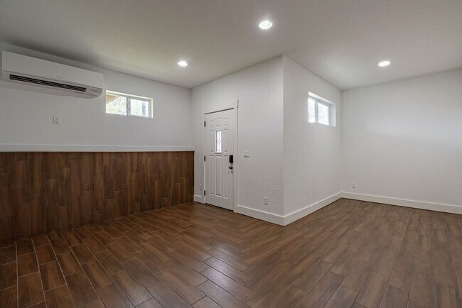 Building Photo - Tip Tier Views at this Beautiful 4 bedroom, 3 bathroom home in Central East Austin!!!
