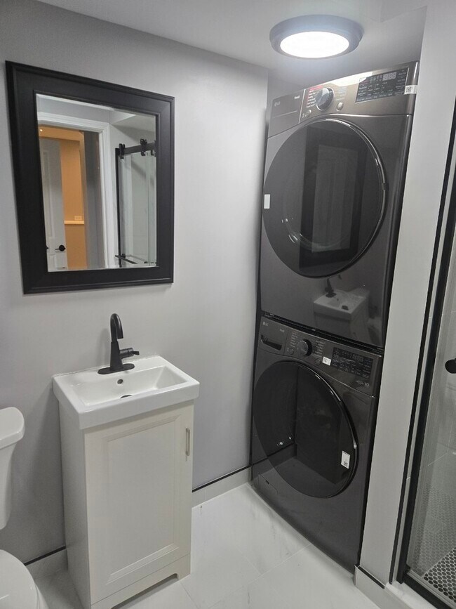 Building Photo - 456 W Inverrary Ln