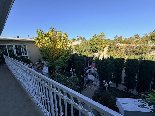 Courtyard - 243 1/2 S Church Ln