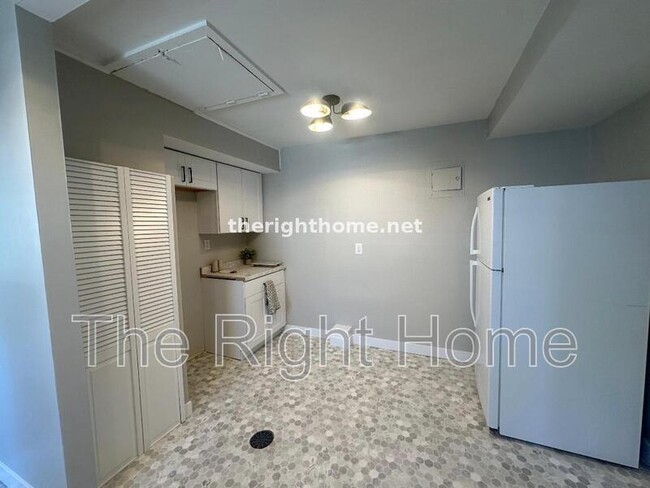 Building Photo - 2810 S Crawford St