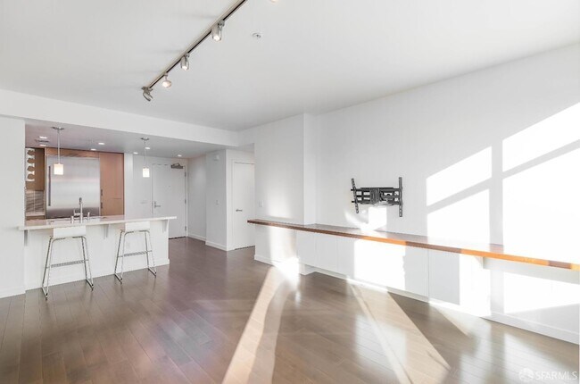 Building Photo - 2655 Bush St