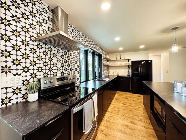 Building Photo - Beautiful 3 Bed 2.5 Bath Home!