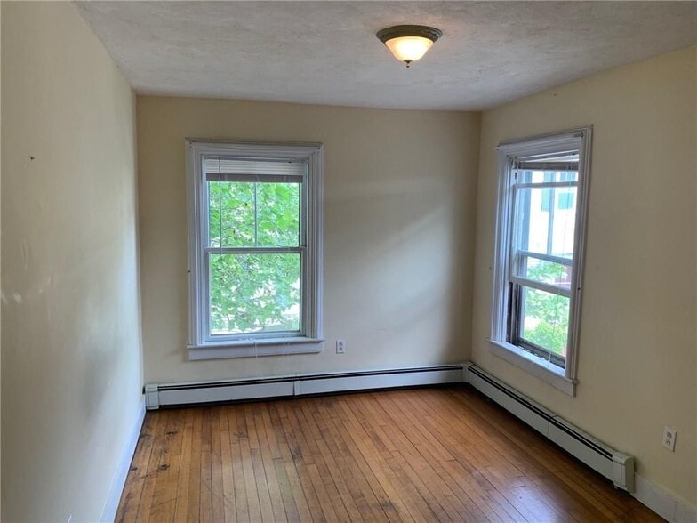 Building Photo - 27 Young St