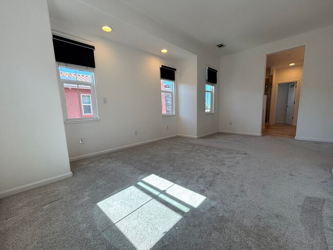 Building Photo - Gorgeous 4 Bed, 3 Bath in Brentwood with S...