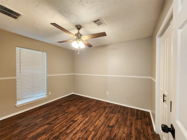 Building Photo - 2118 Creston Dr