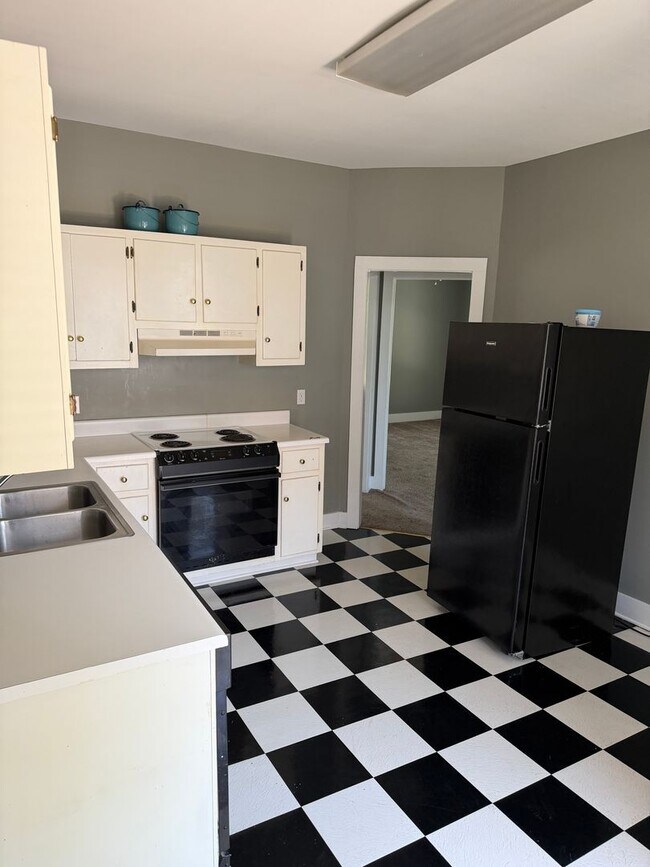 Building Photo - Spacious 2 Bedroom Walkable to Downtown