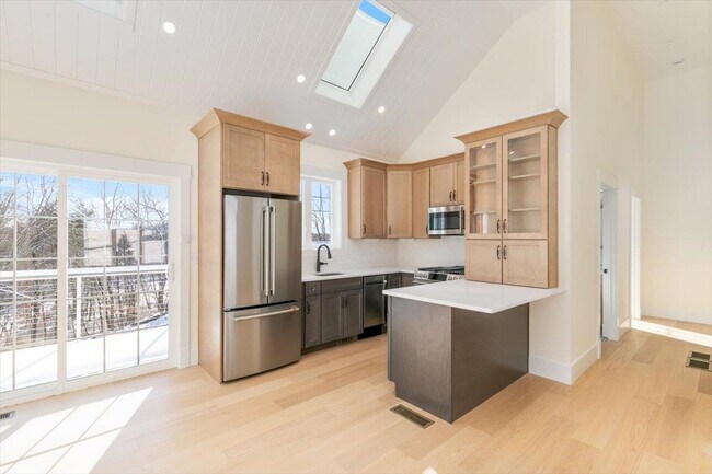 Building Photo - 639 E Broadway