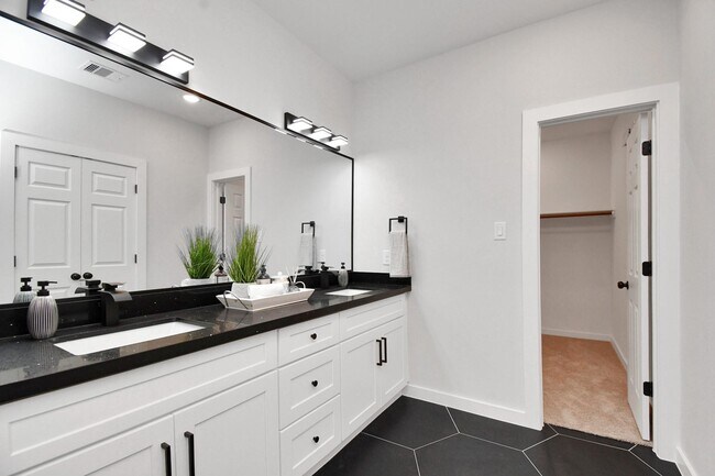 Building Photo - 7926 Gladstone St