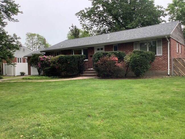 Primary Photo - 7 Aspen Ave