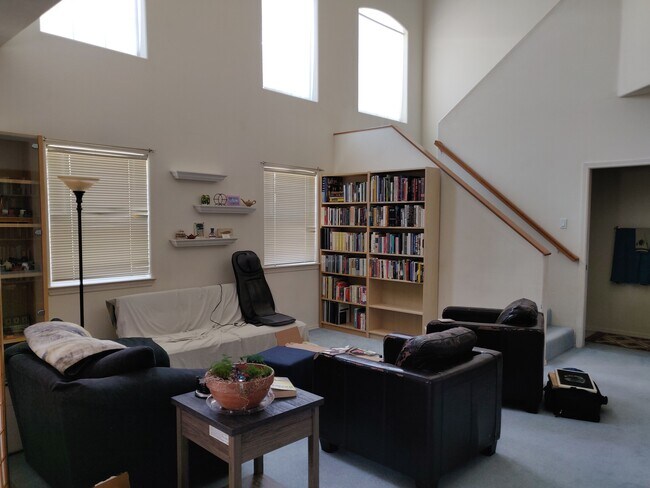 Building Photo - 7516 Tricia Rd NE