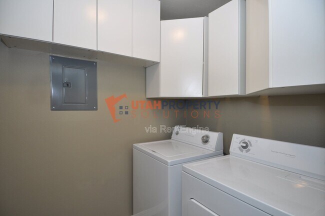 Building Photo - 887 Cedar Pine Ct