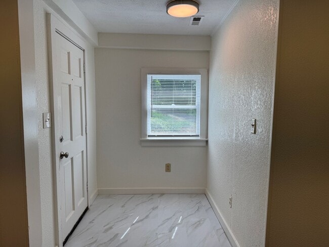 Building Photo - Central Asheville - Renovated Bungalow!