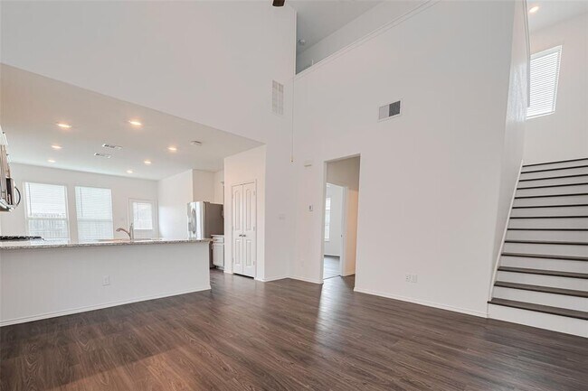 Building Photo - 18414 Hilltop Climb Dr