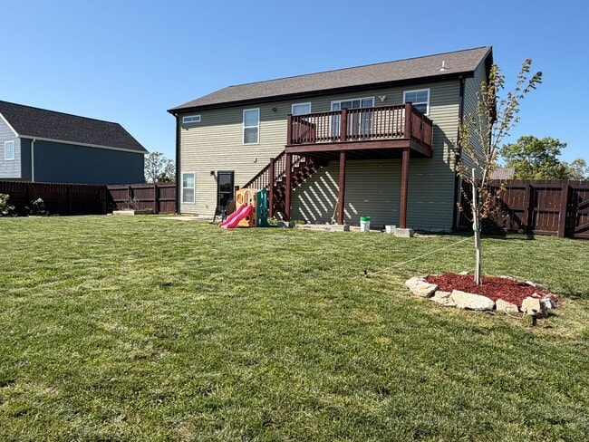 Building Photo - Beautiful 4/3 Ready May 1st!