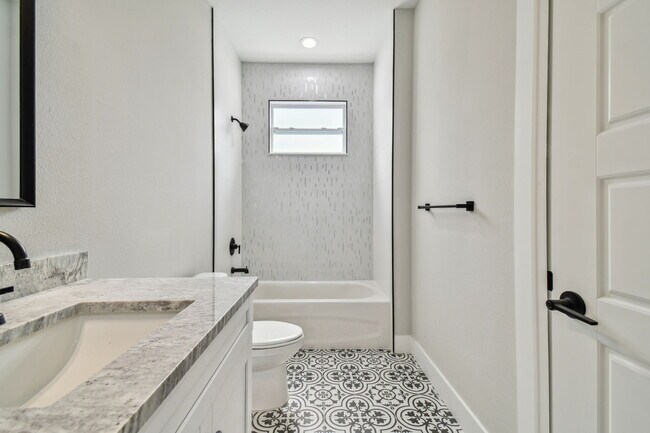 Building Photo - 2840 1st Ave S