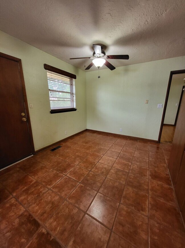 Building Photo - (3) Bed/(2) Bath in Core Norman!