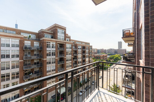 Building Photo - 1000 W Adams St