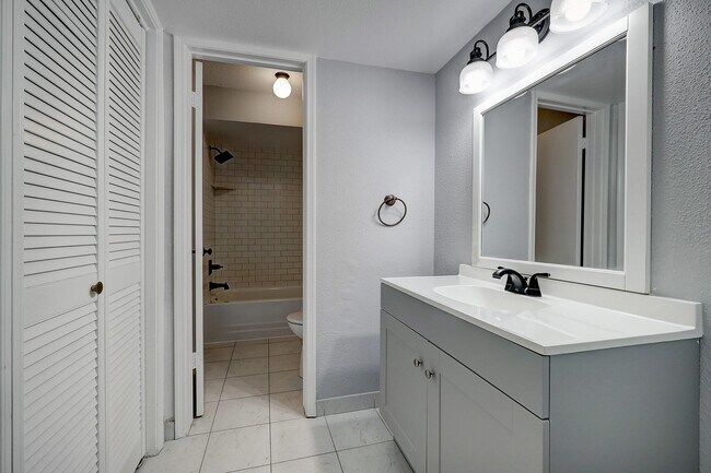 Building Photo - 5005 Georgi Ln