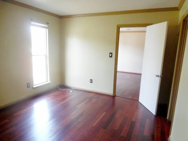 Building Photo - Great Curb Appeal, Location, and Price!