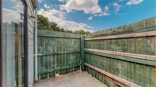Building Photo - 725 Peppertree Dr