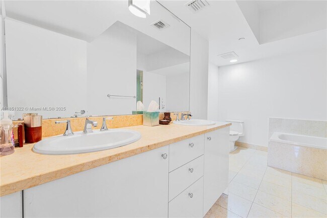 Building Photo - 20000 E Country Club Dr