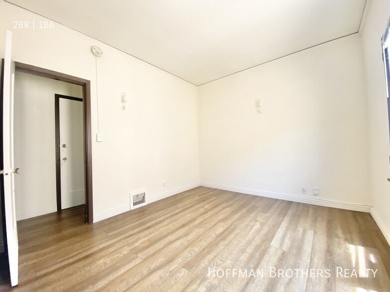 Building Photo - 362 1/2 N Sierra Bonita Ave