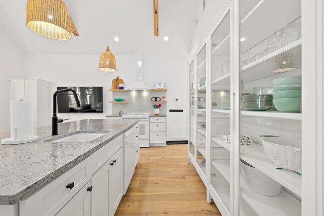 Building Photo - 90 De Haven St