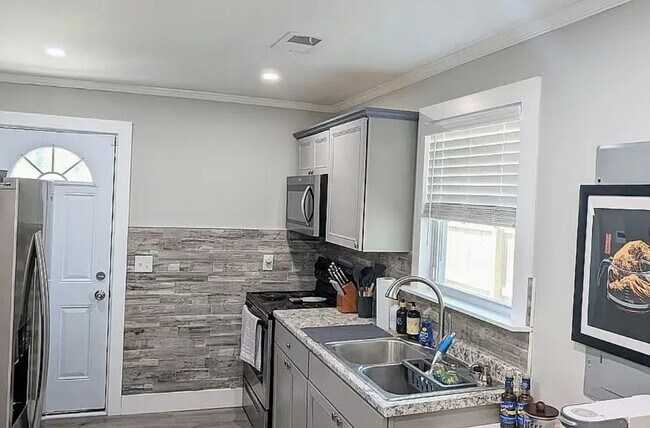 Building Photo - 920 N 6th St